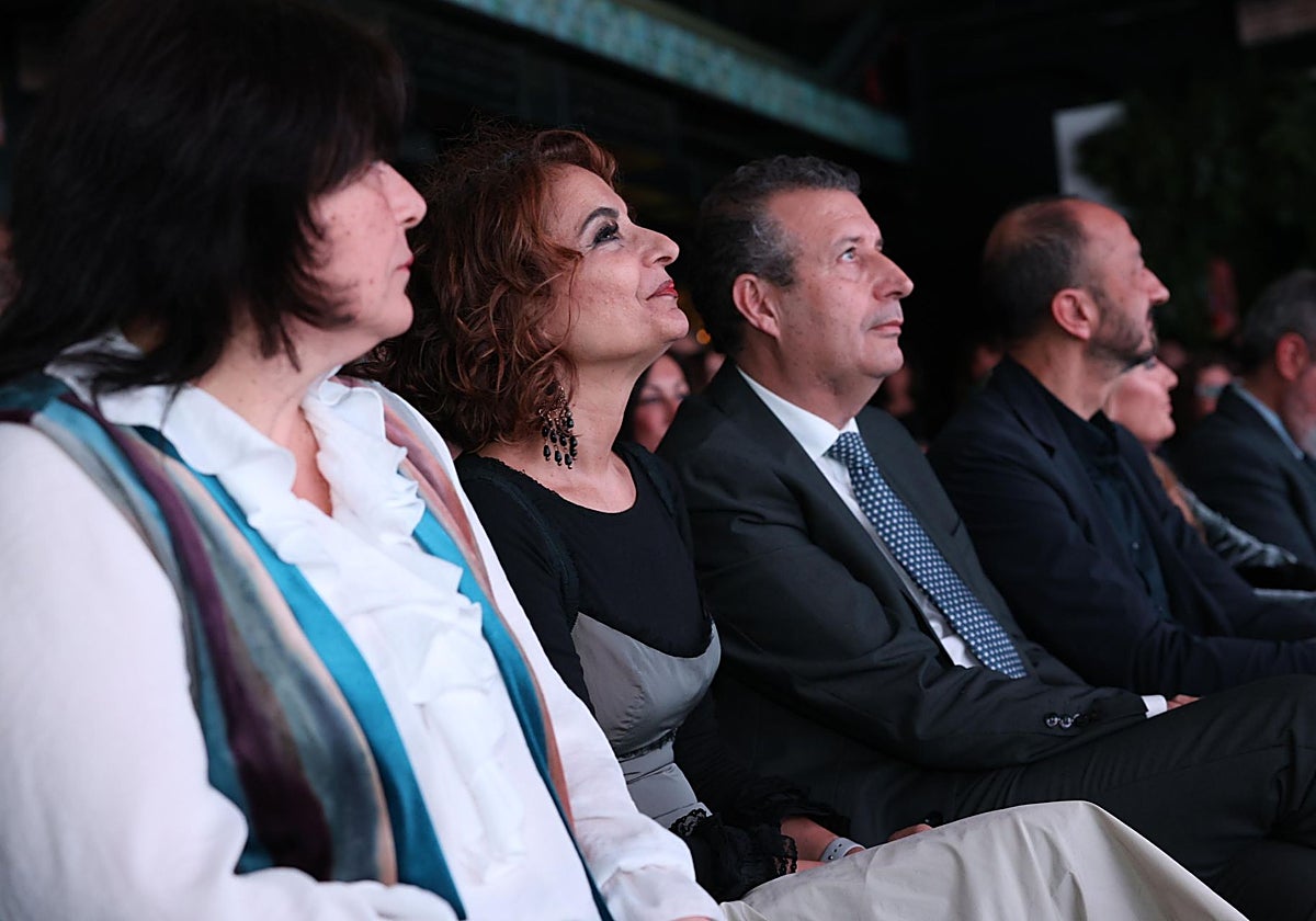 María Jesús Montero y Javier Fernández en el acto de presentación de la Diputación de Sevilla en Fitur