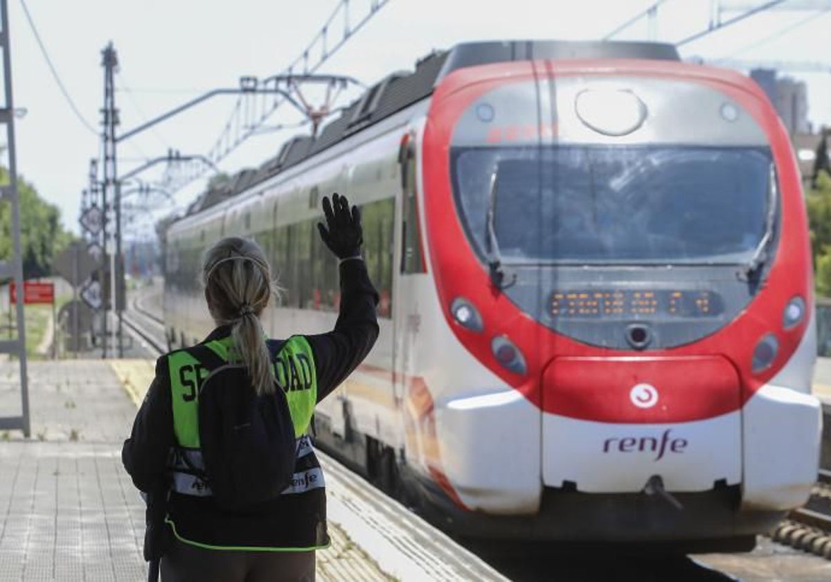 Un tren de cercanías llegando a la estación de Virgen del Rocío