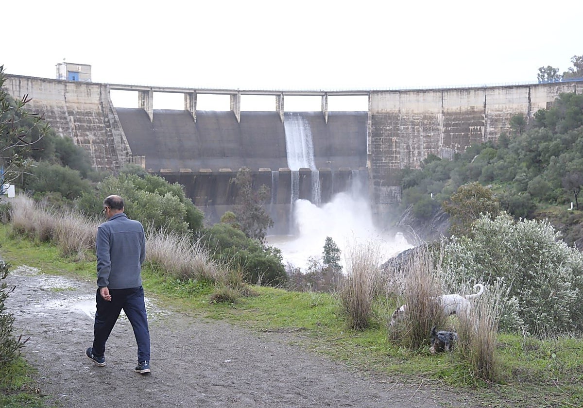 La presa sevillana desembalsando este miércoles