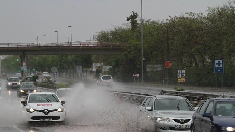 Cortadas dos carreteras en Gerena por balsas de agua a consecuencia de la lluvia