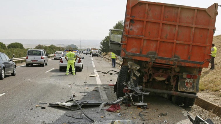 Cortada la autovía A-49 sentido Sevilla por el vuelco de un camión