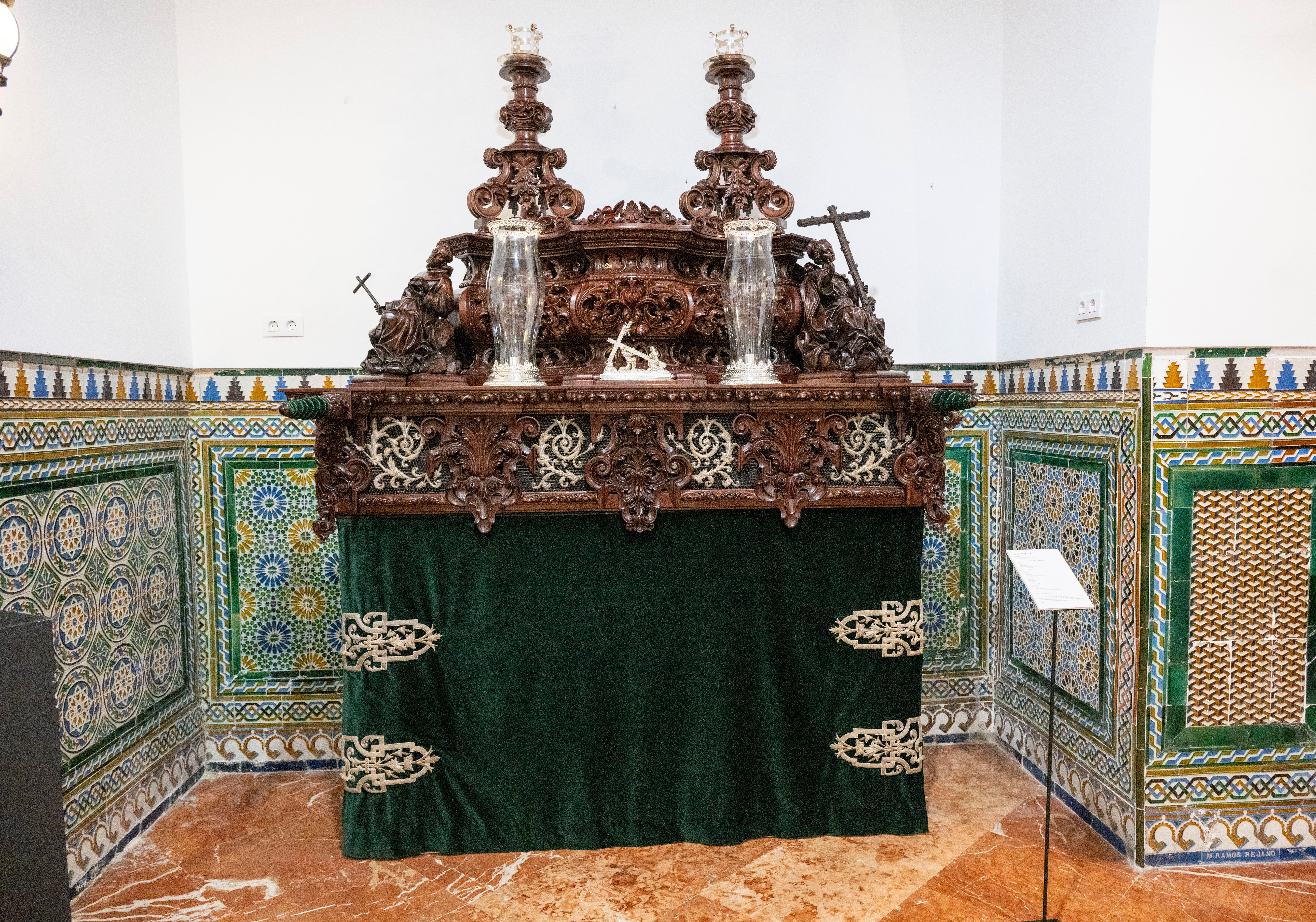 La exposición de la Vera Cruz en el Círculo Mercantil, en imágenes