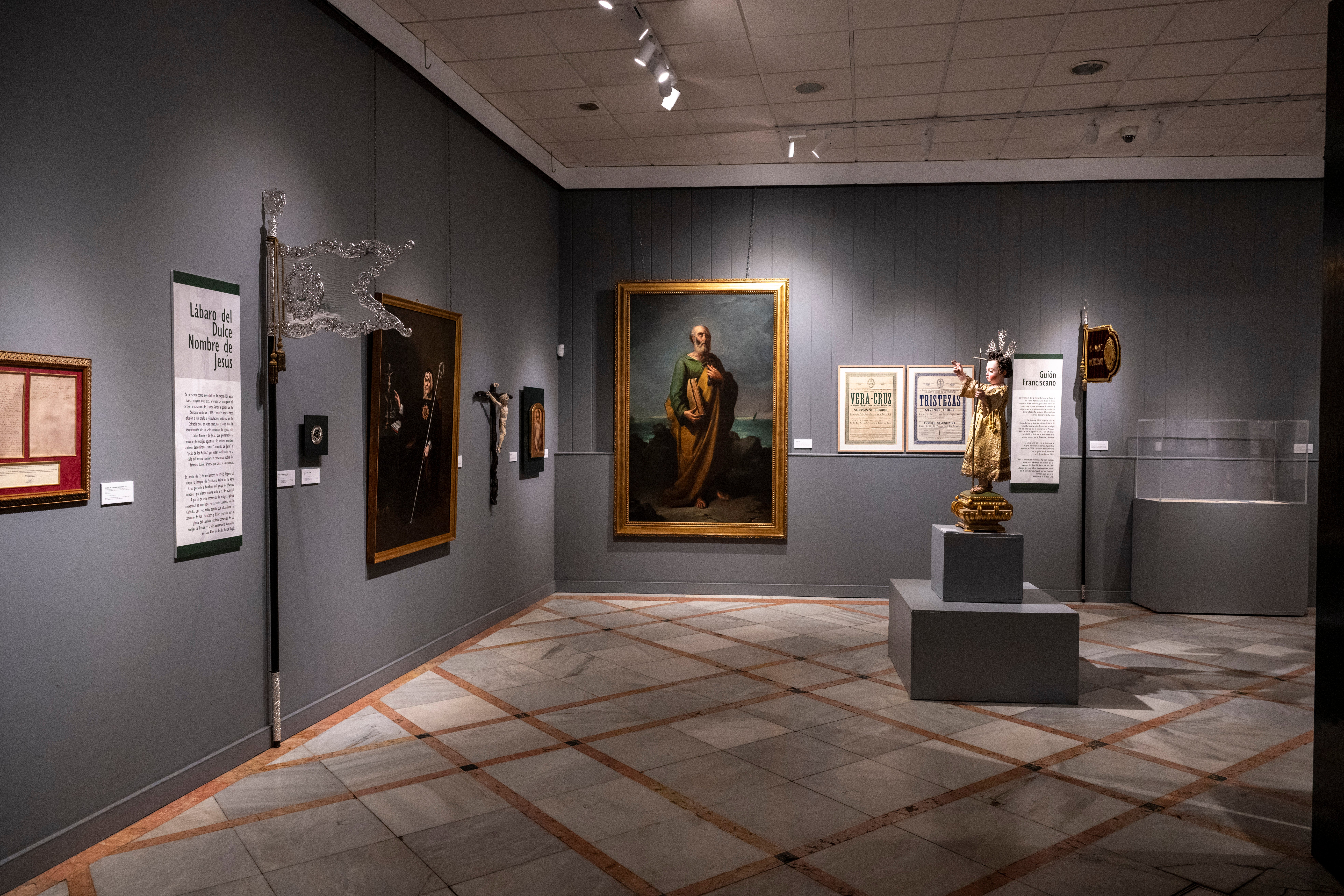 La exposición de la Vera Cruz en el Círculo Mercantil, en imágenes