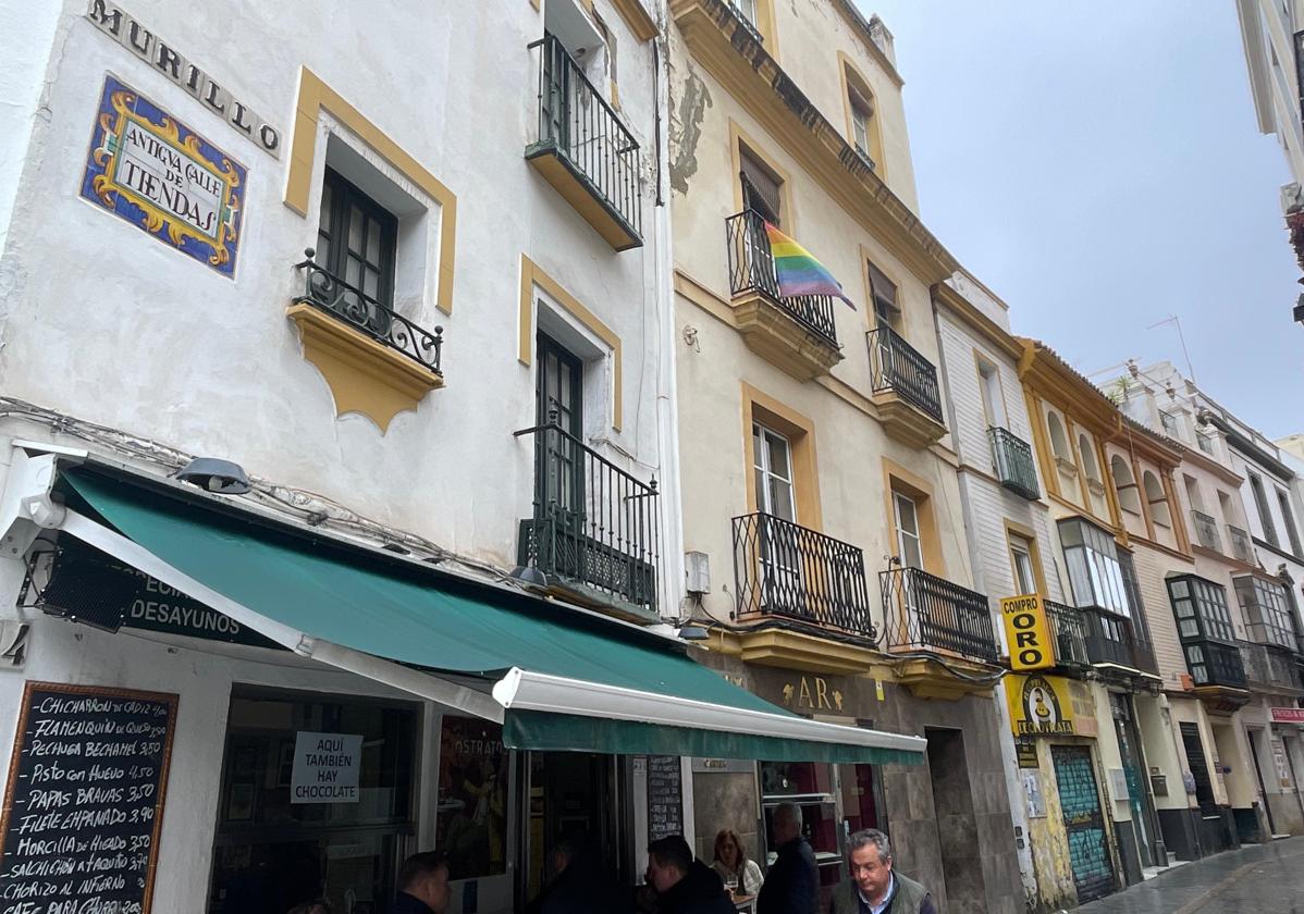 La calle Murillo ya luce la cerámica que recuerda que antes se llamaba Tiendas