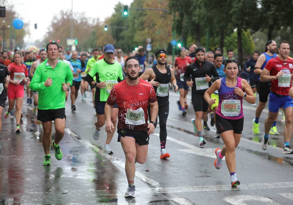 Participantes en el Medio Maratón de Sevilla 2025