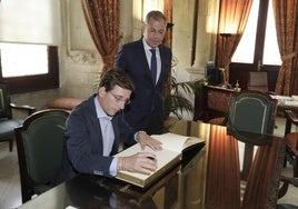 José Luis Martínez-Almeida y José Luis Sanz, en una visita institucional del primero al Ayuntamiento de Sevilla