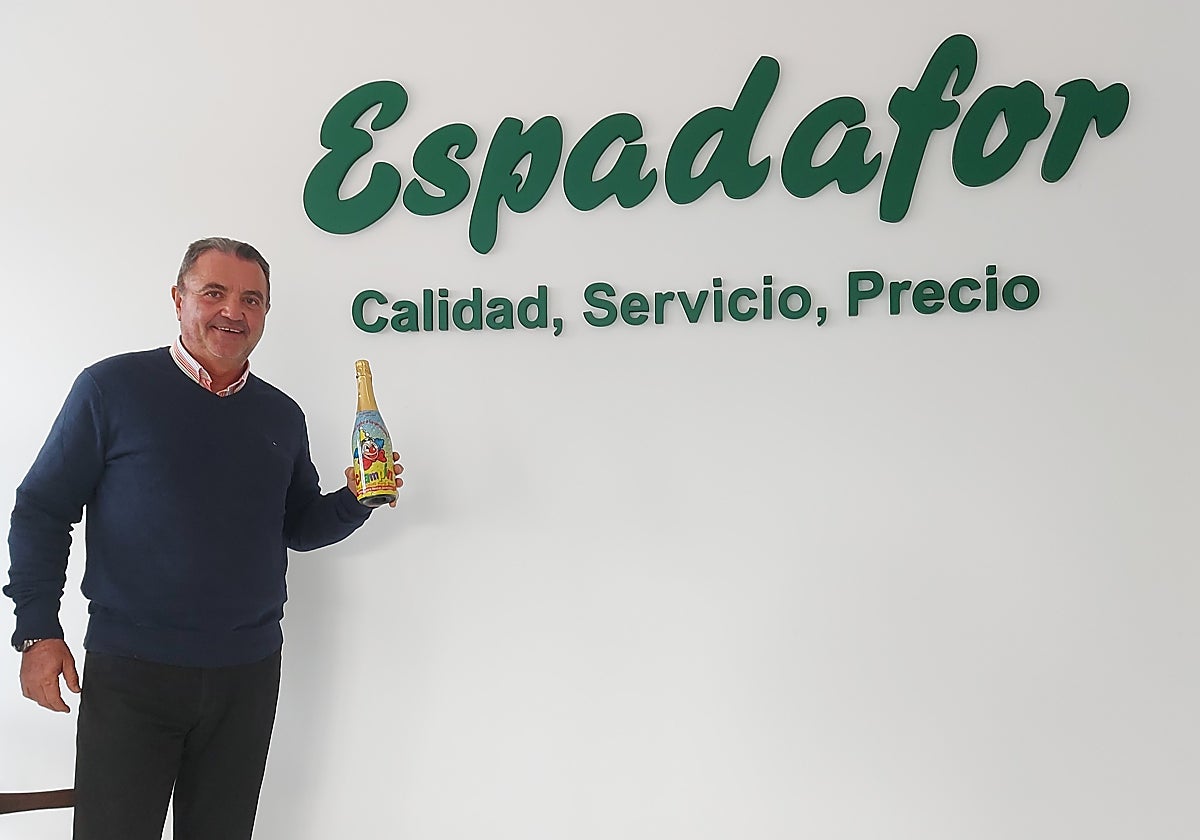 José Espadafor sostiene una botella de 'Champín'
