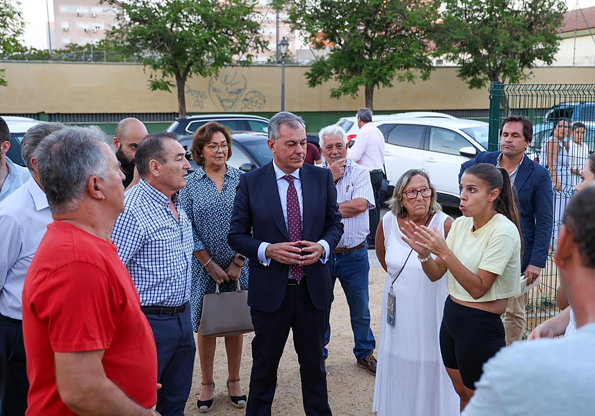 El alcalde de Sevilla, José Luis Sanz, reunido con los vecinos del Parque Alcosa