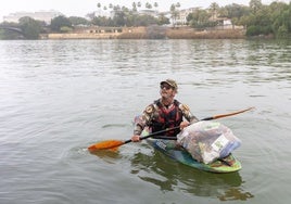 Piragüistas de Sevilla llevan meses limpiando el río tras la avería del catamarán de Lipasam