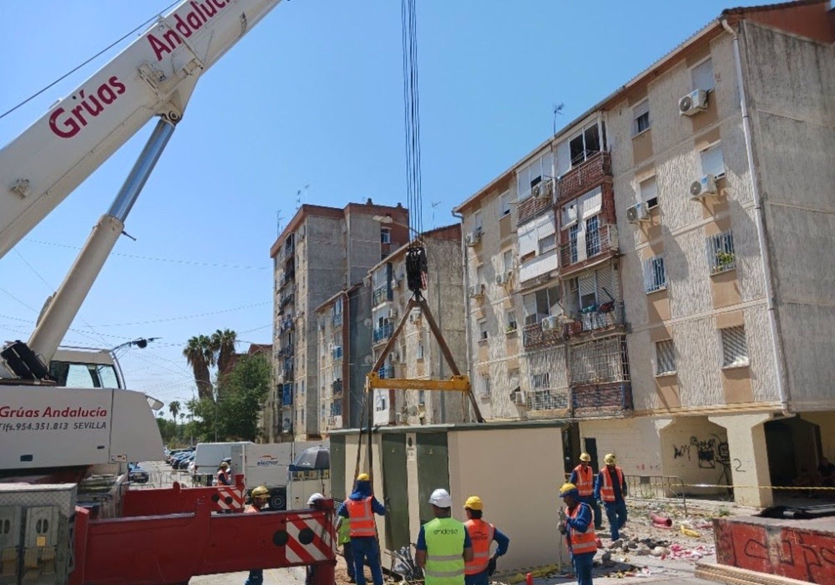 Instalación de un nuevo centro de transformación en el Polígono Sur el pasado agosto