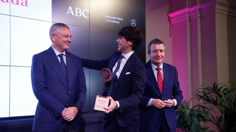Alberto García Reyes y Javier Fernández junto a Manuel Lombo tras recibir el galardón
