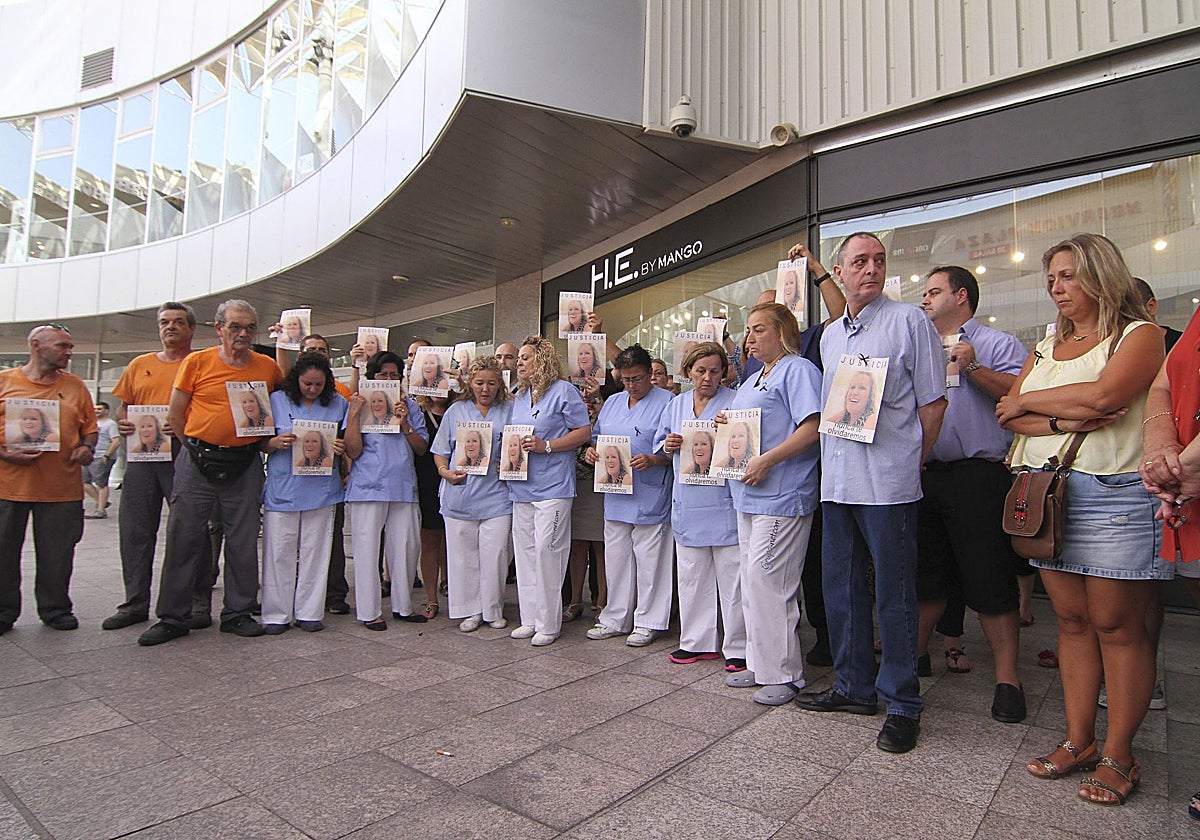 Concentración de trabajadores del centro comercial Nervión Plaza tras el asesinato de la limpiadora