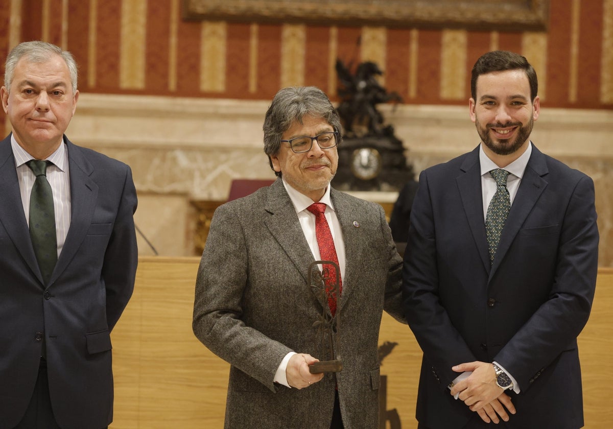 Fernando Iwasaki, entre Alberto Jiménez Becerril y José Luis Sanz