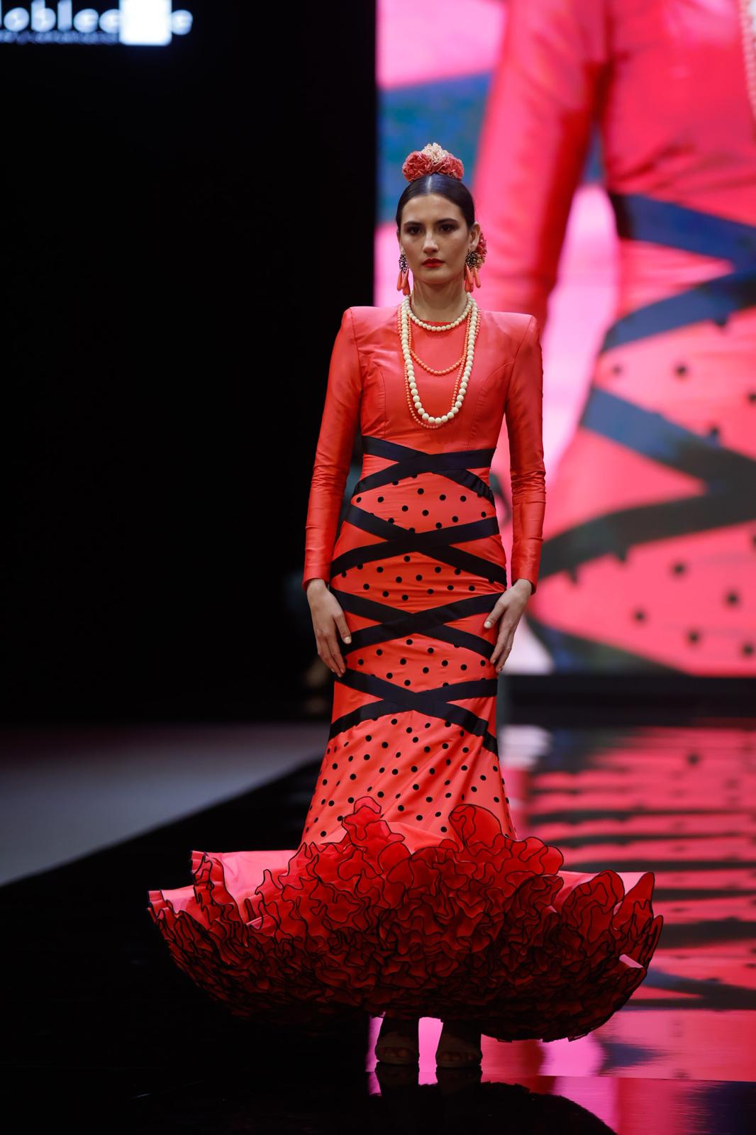 Detalle del desfile del Certamen de jóvenes diseñadores en SIMOF 2025