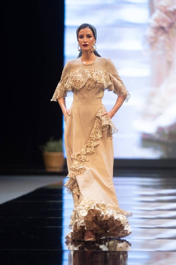 Detalles del desfile del diseñador Alonso Cózar en SIMOF 2025