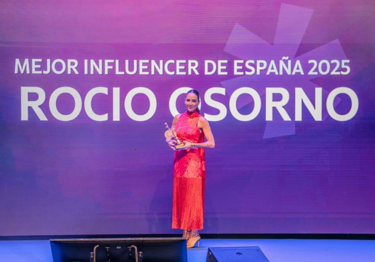 Rocío Osorno recogiendo el galardón a Mejor Influencer de España
