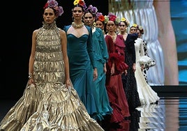 El desfile de RB Raquel Bollo y José Juan Hurtado Revidiego en SIMOF 2025, en imágenes