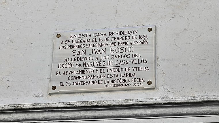 A partir de ahora se puede leer de forma clara y sencilla lo que reseña esta placa que se colocó en el año 1956