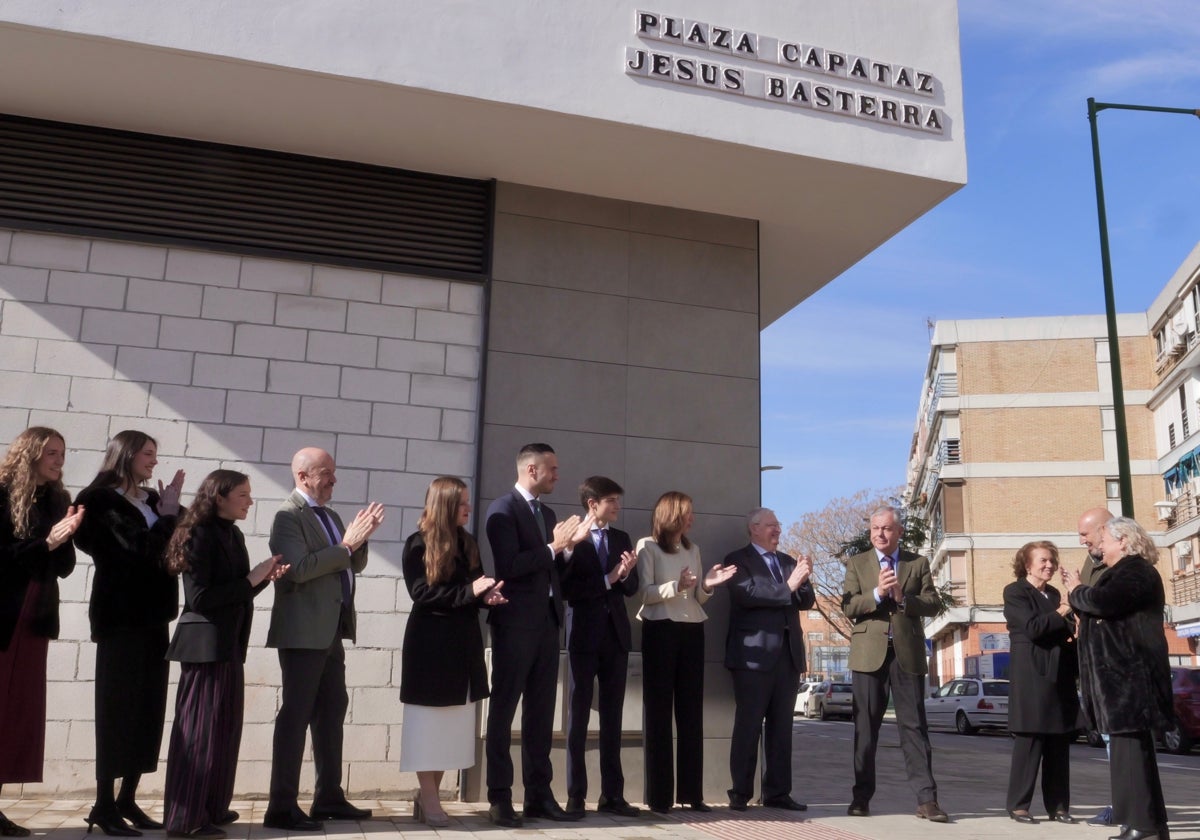 Un momento de la inauguración de la nueva Plaza Capataz Jesús Basterra