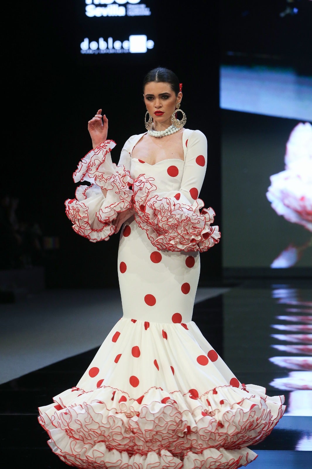 El desfile de Rosa Pedroche en SIMOF 2025, en imágenes