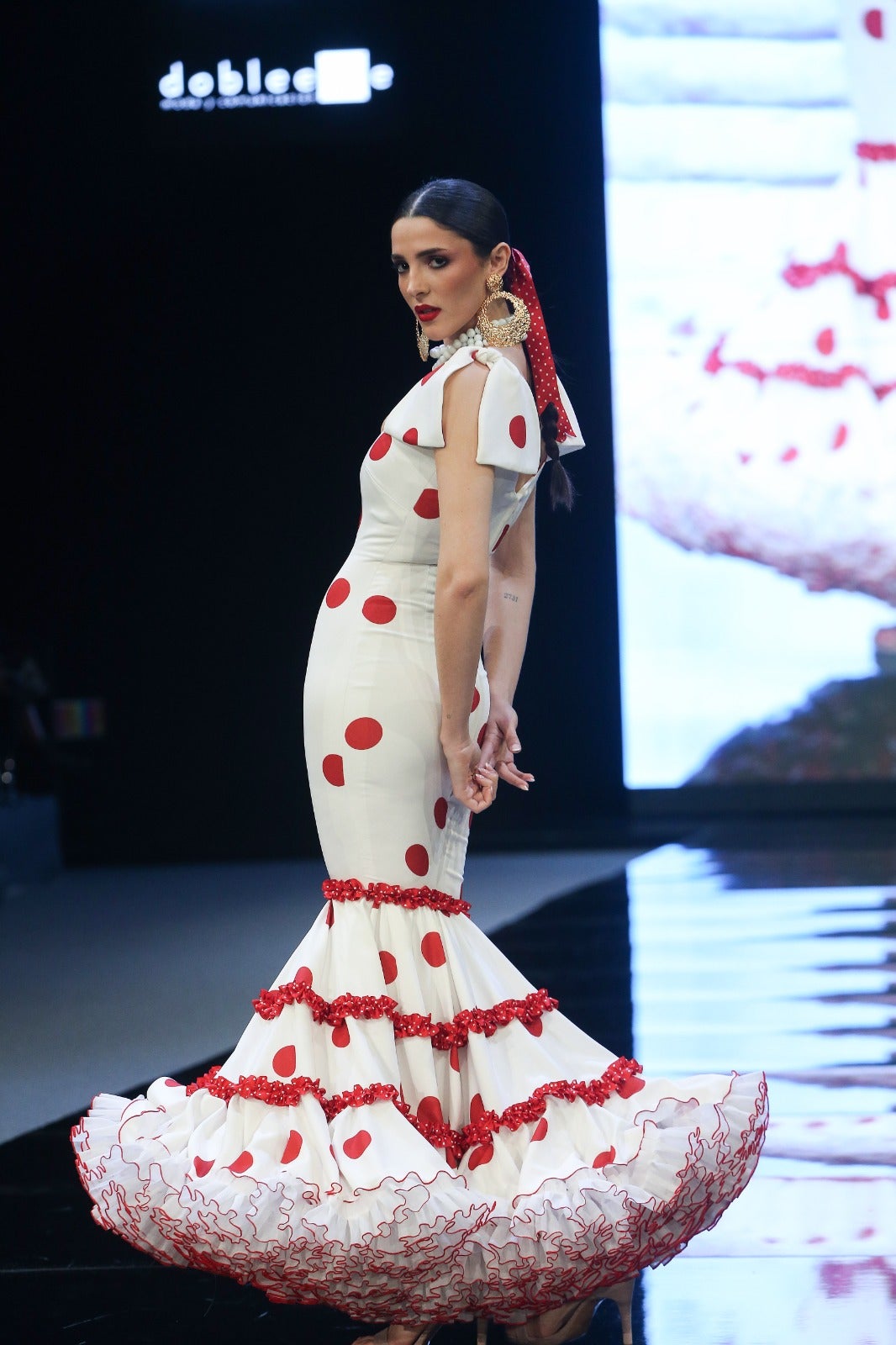 El desfile de Rosa Pedroche en SIMOF 2025, en imágenes