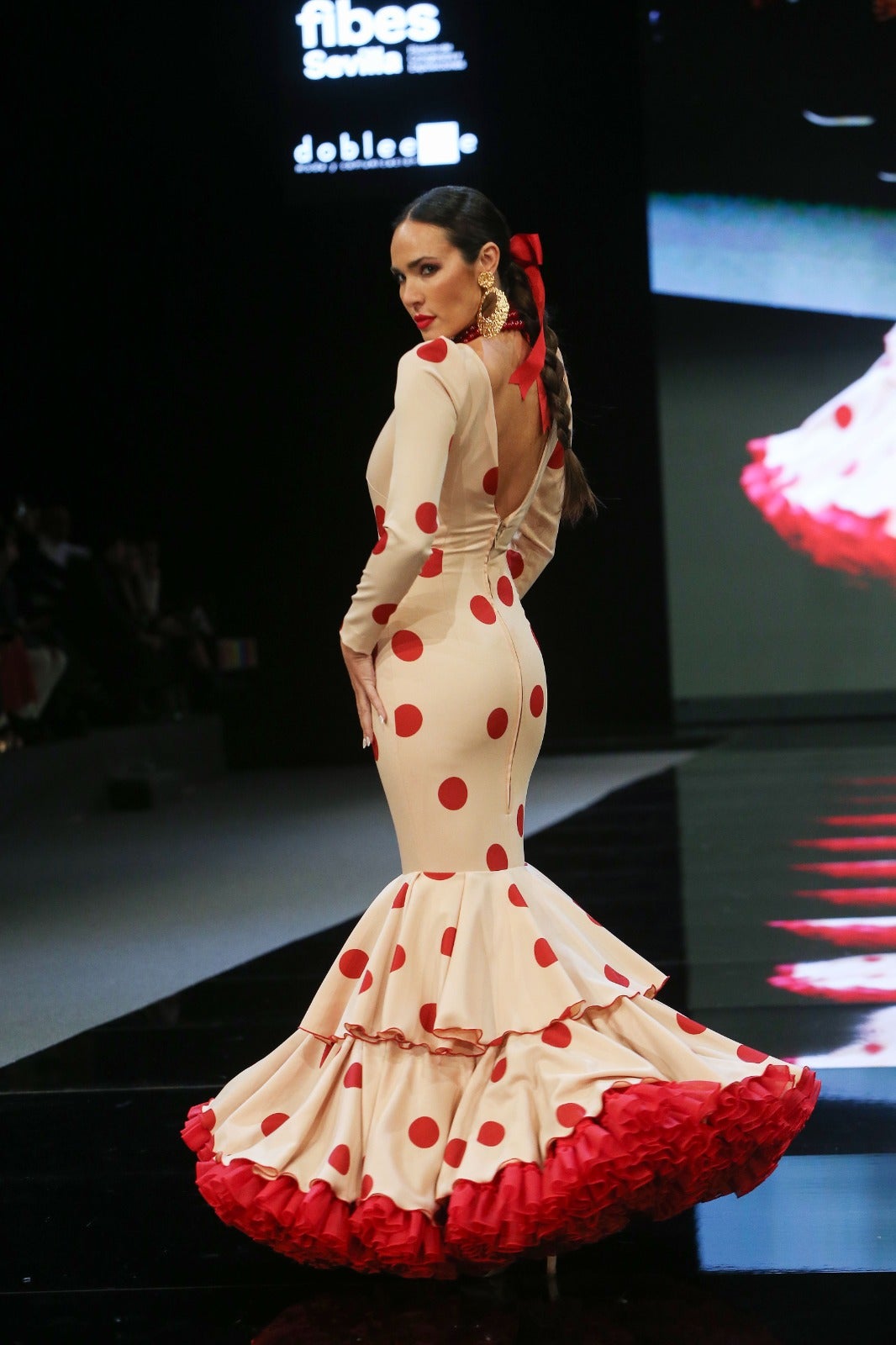 El desfile de Rosa Pedroche en SIMOF 2025, en imágenes