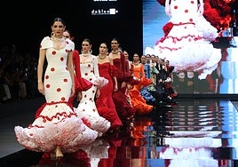 El desfile de Rosa Pedroche en SIMOF 2025, en imágenes