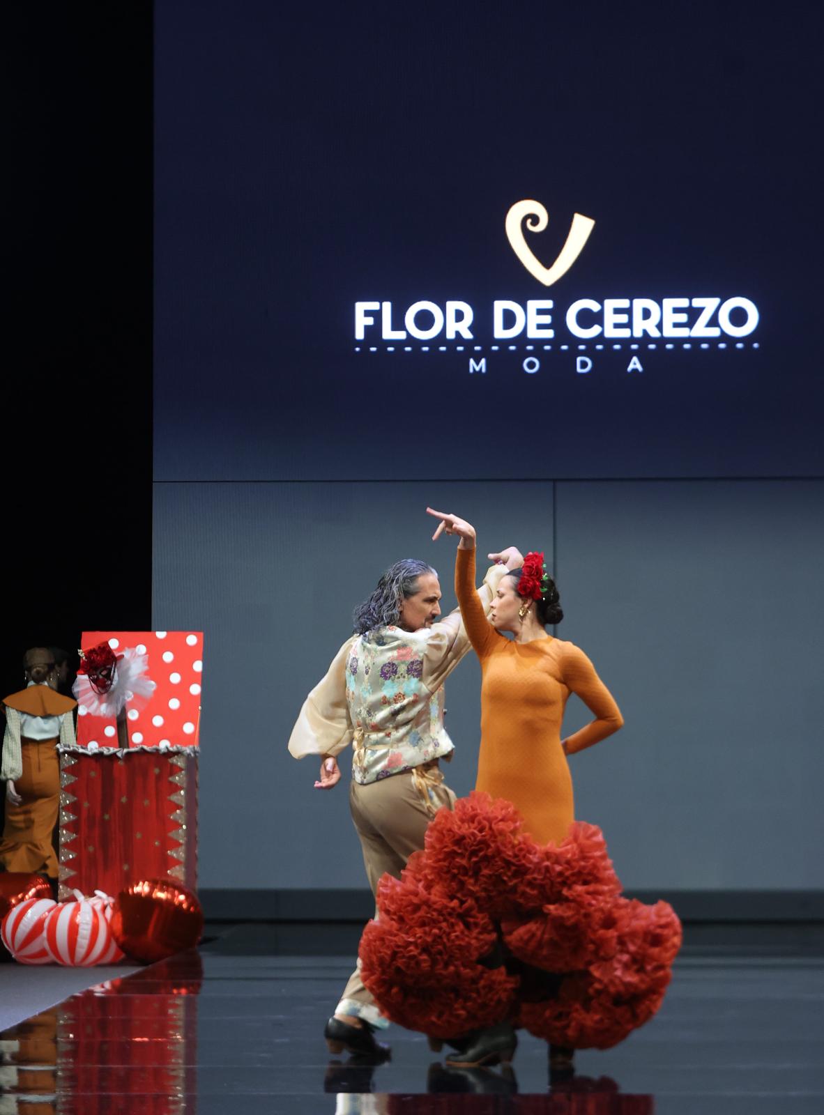El desfile de Flor de cerezo en SIMOF 2025