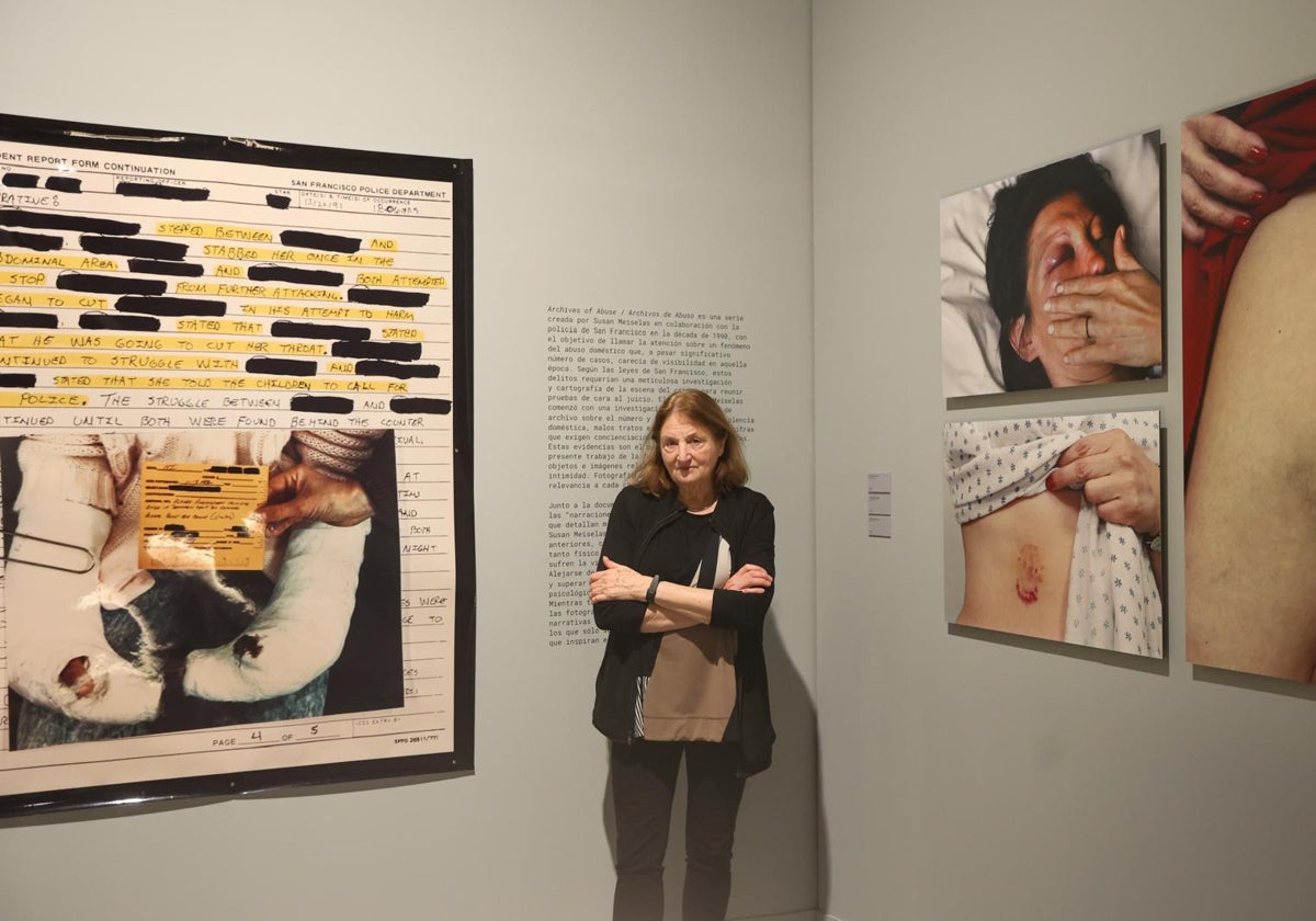 Susan Meiselas ante una de las piezas de su exposición en Artillería, donde se presenta por primera vez en Sevilla