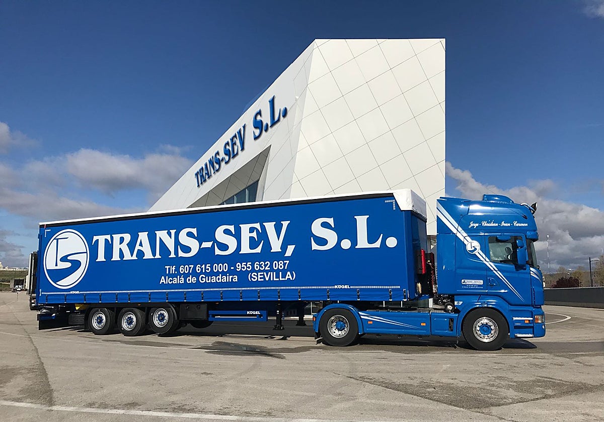 Varios camiones de Trans-Sev en las instalaciones de la firma