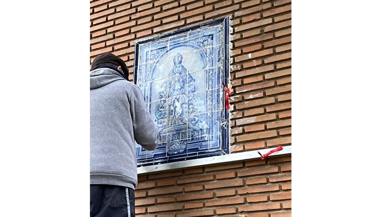 Nuevo azulejo de la Virgen de los Reyes