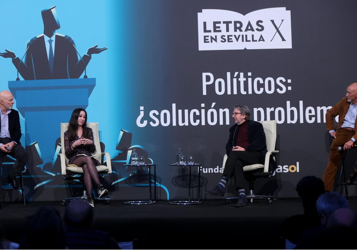 Jesús Vigorra, Estefanía Molina, Ignacio Camacho y Arturo Pérez-Reverte, durante su coloquio en 'Letras en Sevilla'