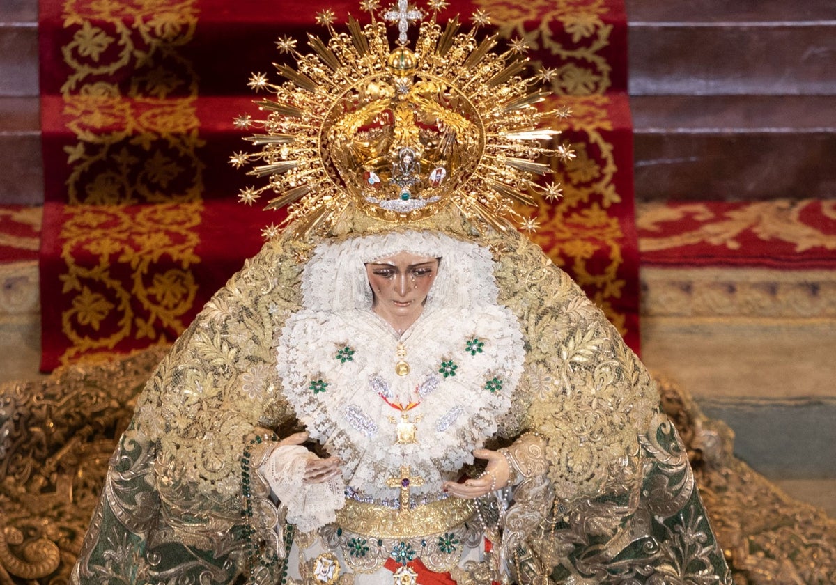 La Esperanza Macarena en uno de sus recientes besamanos en la basílica