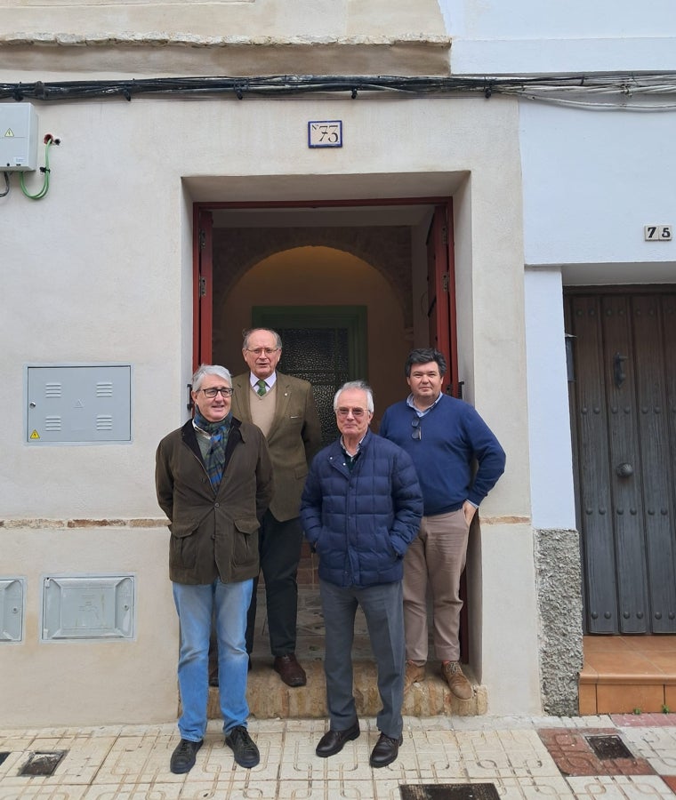 De izquierda a derecha, Alberto Donaire, Manuel Martínez de Pinillos, José María Cabeza, y el constructor J. J. Mateos