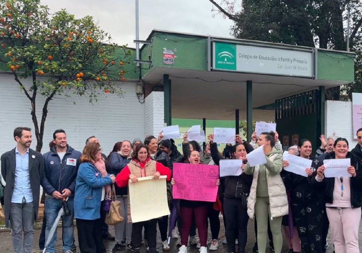 Padres manifestándose en contra del cierre del colegio San Ignacio de Loyola a las puertas del San Juan de Ribera