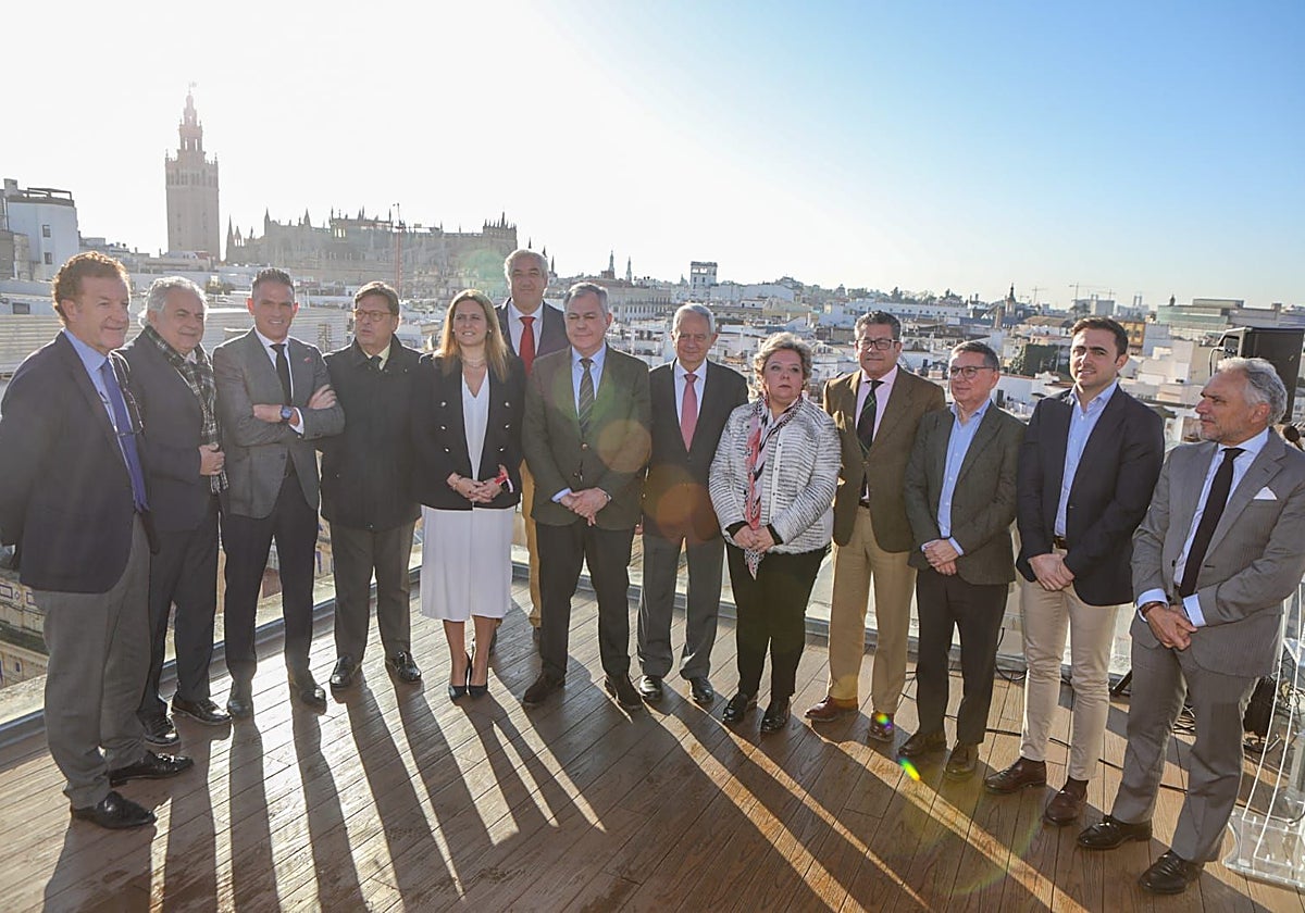 El alcalde de Sevilla, José Luis Sanz, junto a los empresarios del sector turístico