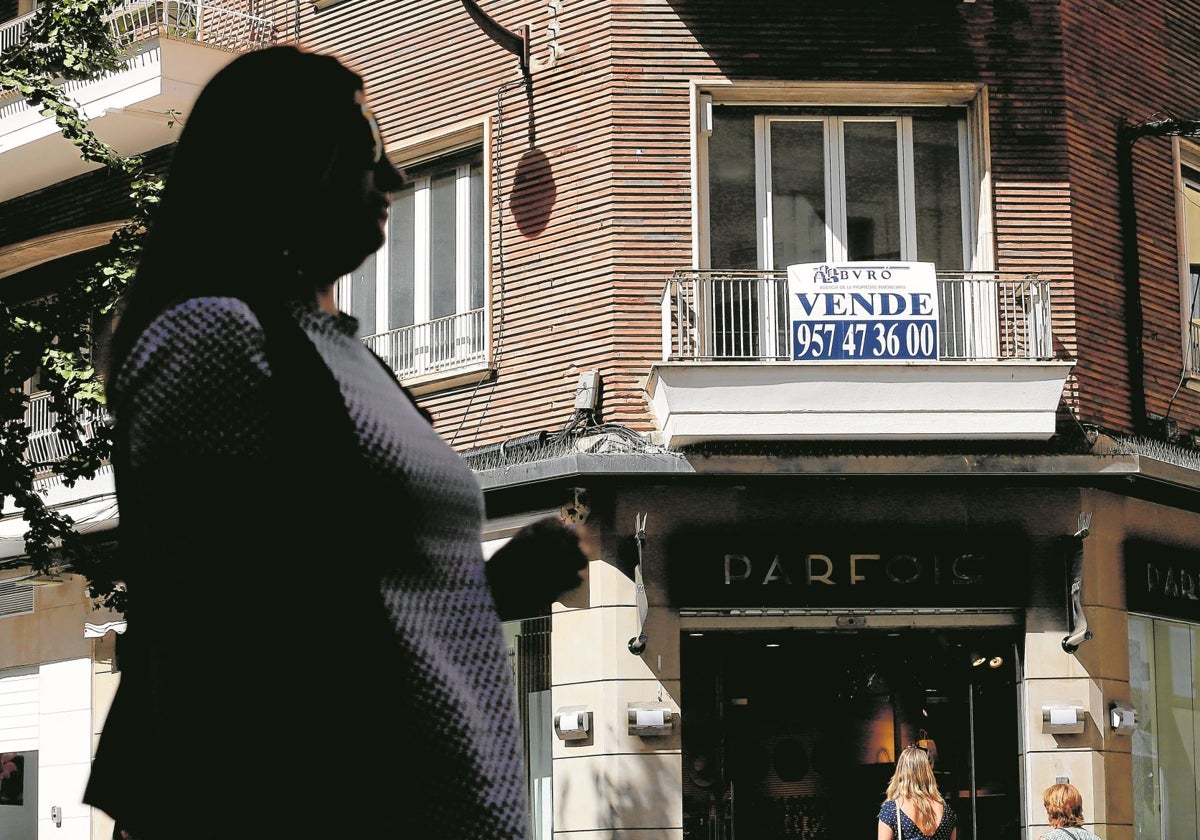 Una mujer posa junto a un bloque de viviendas en la ciudad de Córdoba en una imagen de archivo