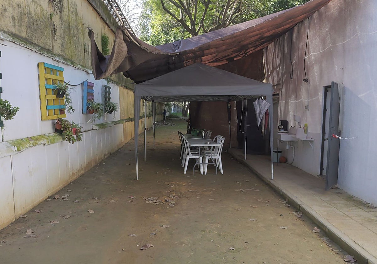 El comedor del centro de personas sin hogar se encuentra a la intemperie y cubierto por un toldo