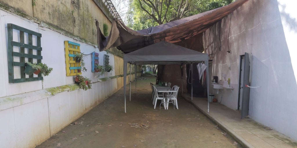 Así dejo el PSOE el centro para personas sin hogar de Barqueta: humedades, comedor al aire libre y camas hacinadas