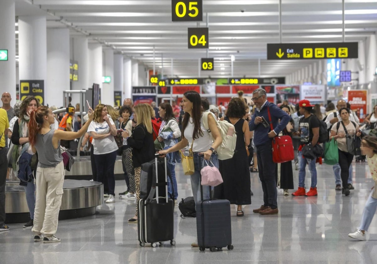 Pasajeros en la terminal de llegadas del aeropuerto de Sevilla