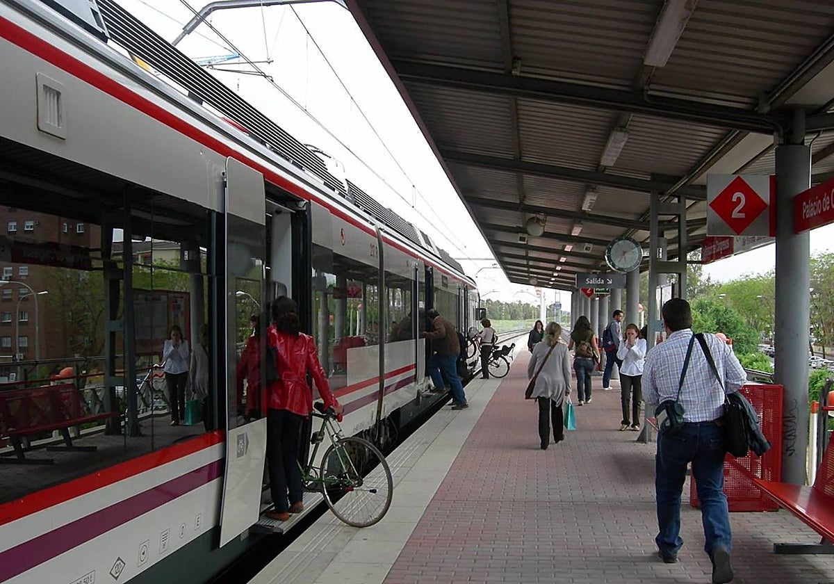 Viajeros subiendo a un tren de Cercanías