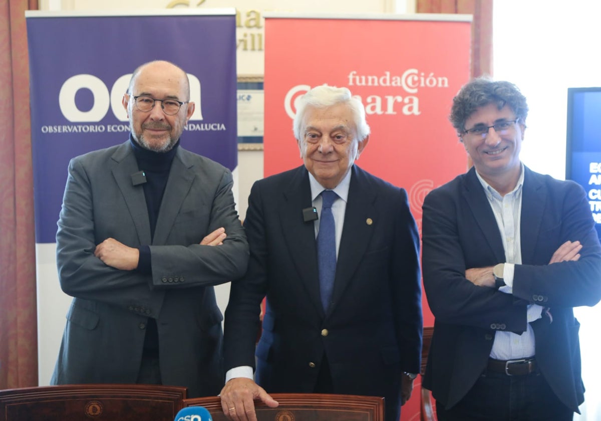 El presidente del OEA, Francisco Ferraro, el presidente de la Cámara de Comercio de Sevilla, Francisco Herrero, y el profesor de la UPO Manuel Hidalgo