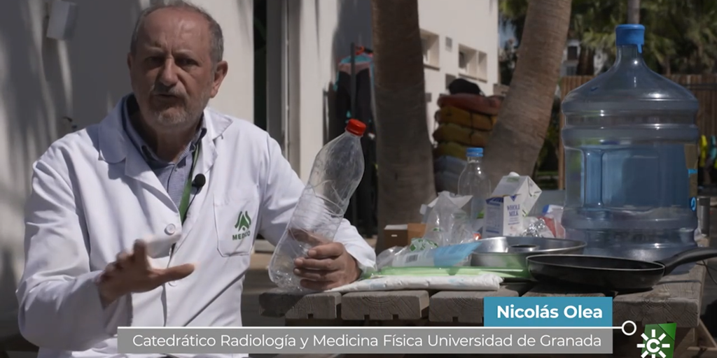 El doctor Nicolás Olea sobre los riesgos de beber agua embotellada: «Los controles sanitarios del agua de grifo son muy superiores»