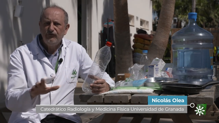 El doctor Nicolás Olea sobre los riesgos de beber agua embotellada: «Los controles sanitarios del agua de grifo son muy superiores»