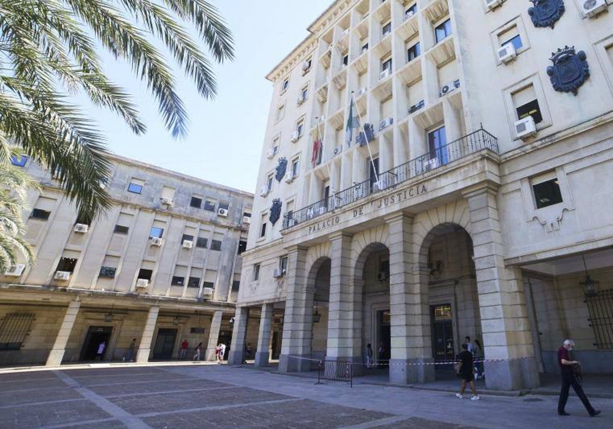 Fachada principal de la Audiencia Provincial de Sevilla