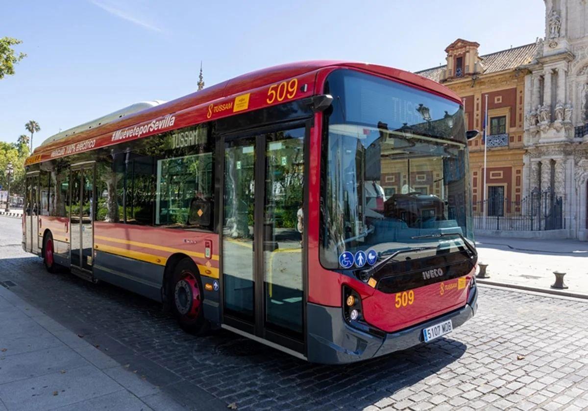 Un autobús de Tussam en su recorrido por la ciudad de Sevilla