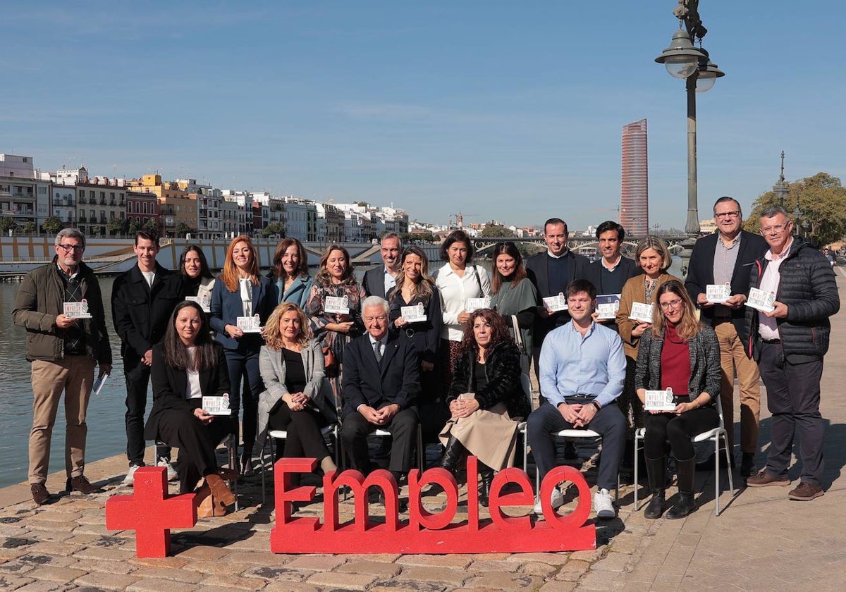 Representantes de las empresas que han sido homenajeadas por la institución humanitaria