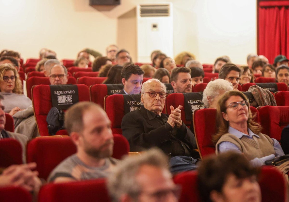 El pintor Luis Gordillo en la sala del cine Cervantes durante la proyección de su documental