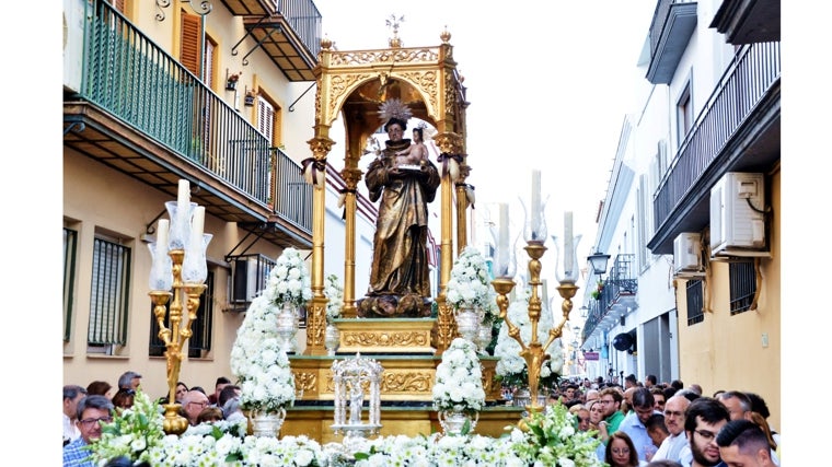 Salida procesional de San Antonio de Padua, en Sevilla