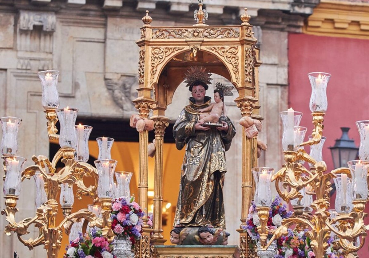 Este es el Santo, que además sale en procesión en Sevilla, al que hay que rezarle para encontrar pareja